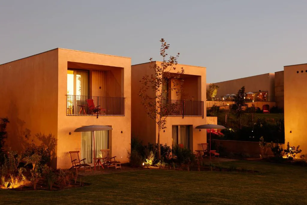 Villas de Praia do Canal Nature Retreat al atardecer, entre vegetación de la Costa Vicentina