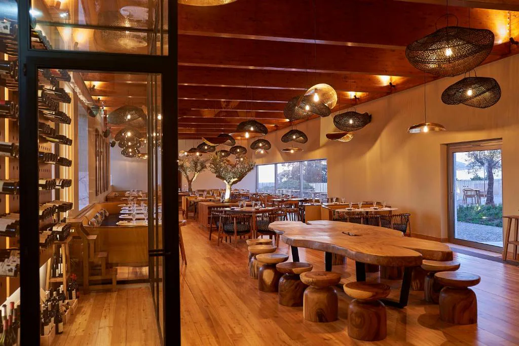 Restaurante Zimbro de Praia do Canal Nature Retreat, con lámparas artesanales de mimbre