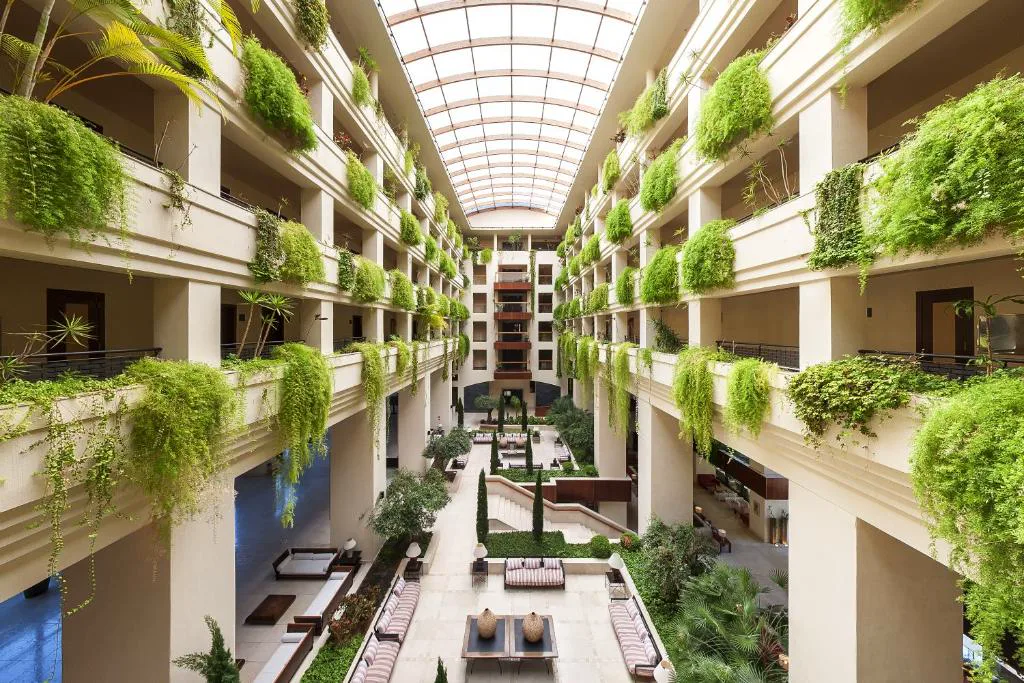 Atrio interior con balcones cubiertos de plantas