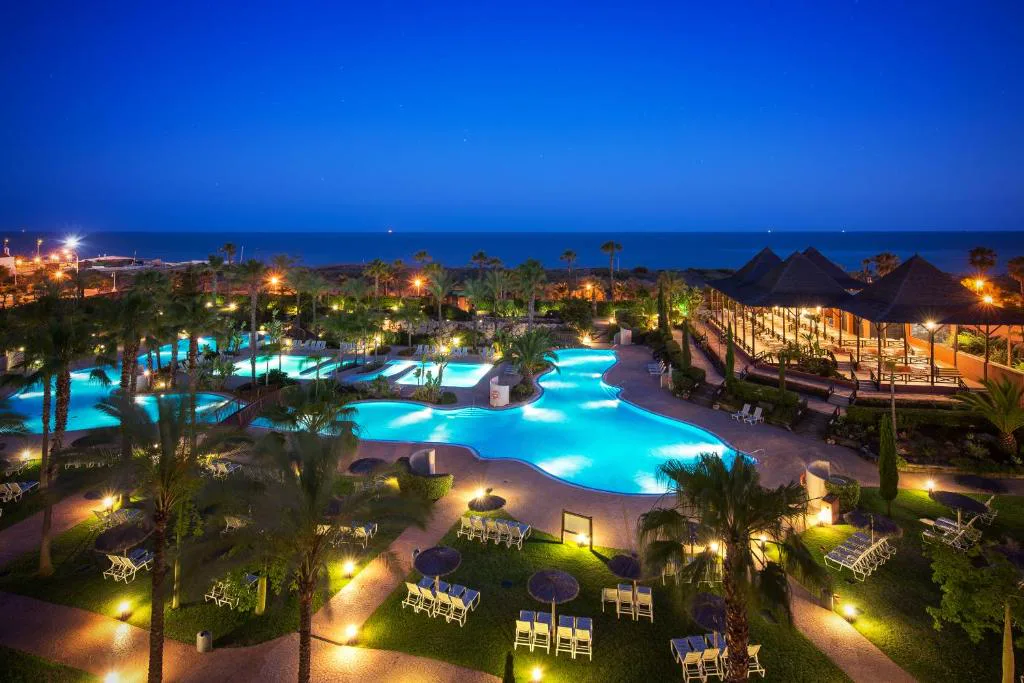 Piscinas iluminadas al anochecer