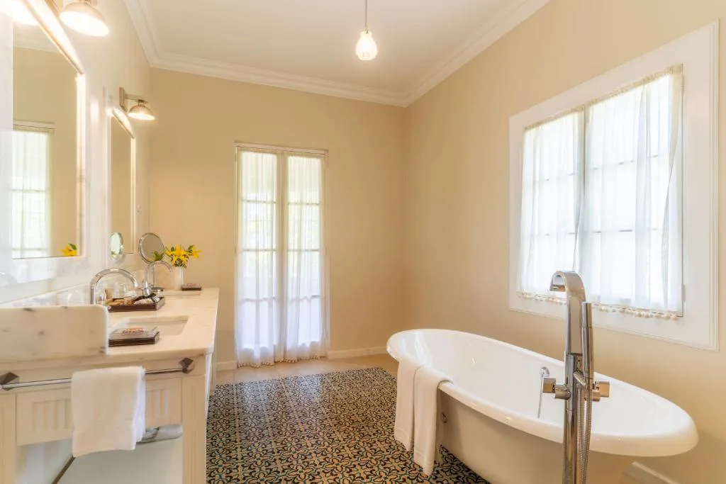 Baño con bañera exenta y suelo de azulejos en Quinta da Casa Branca
