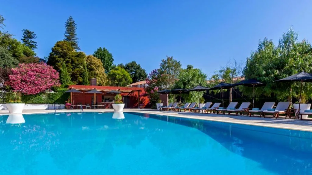 Piscina exterior rodeada de jardín con buganvillas, Quinta das Lagrimas