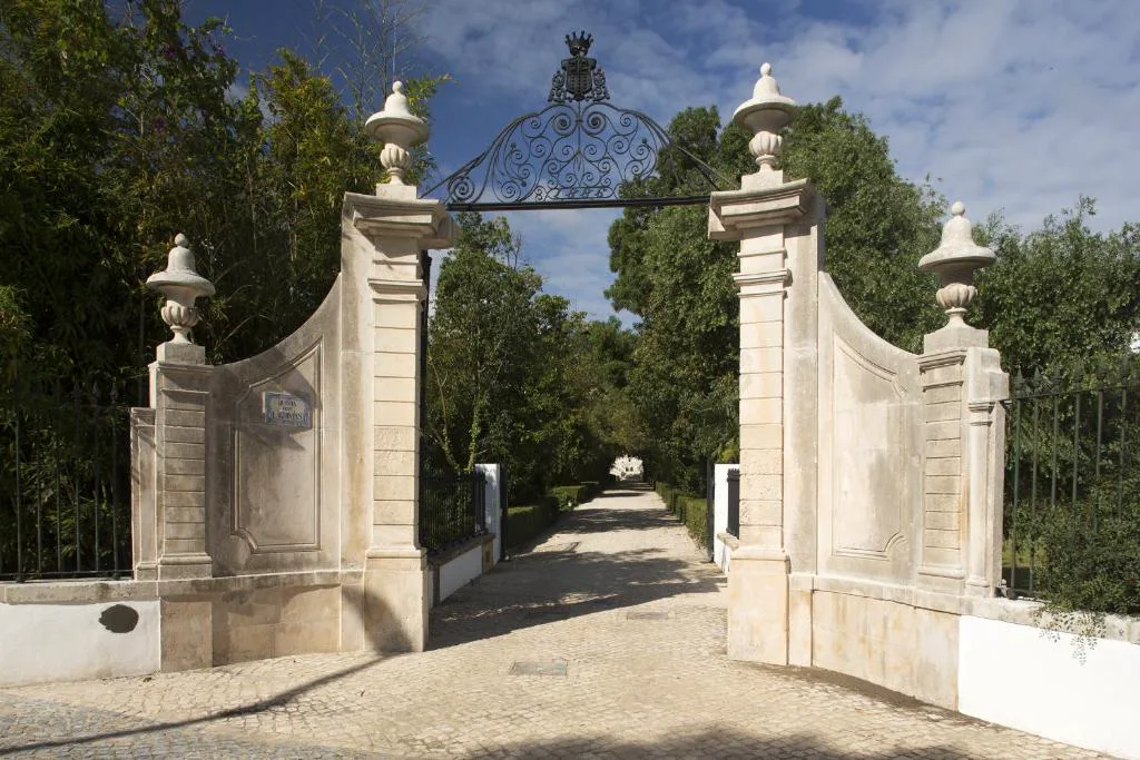 Portada de piedra con escudo de armas en la entrada a los jardines históricos, Quinta das Lagrimas