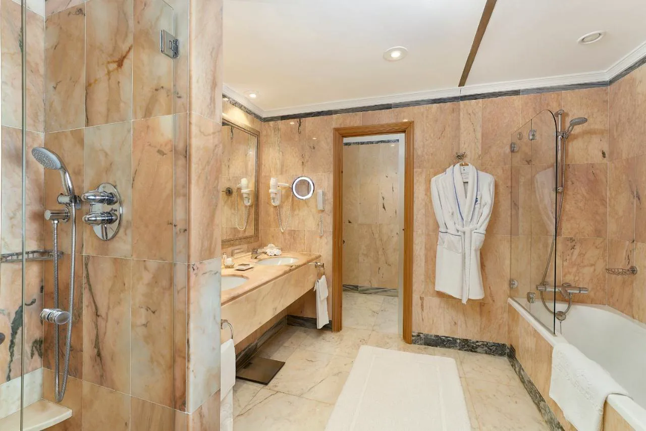 Baño de mármol con bañera en Hotel Quinta do Lago