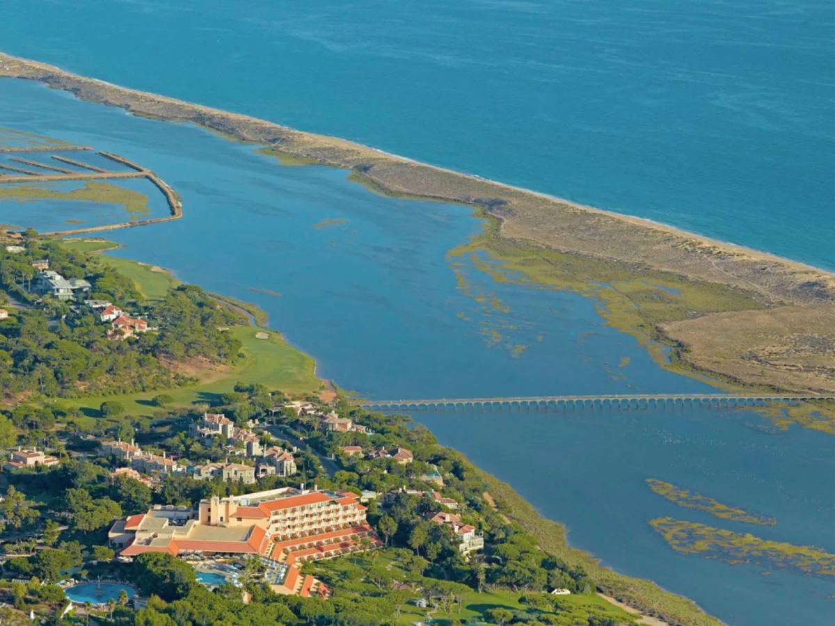 Vista aérea de Hotel Quinta do Lago junto a la Ria Formosa