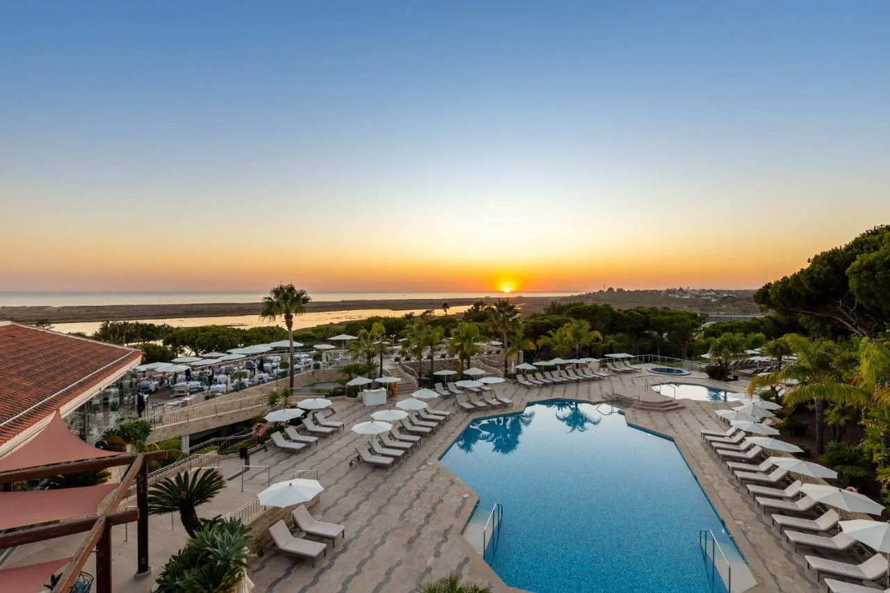 Piscina de Hotel Quinta do Lago al atardecer con vistas a la Ria Formosa