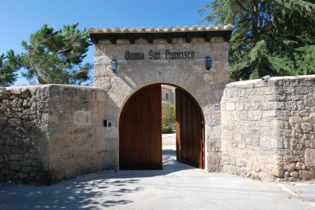 Puerta de piedra de acceso a la finca