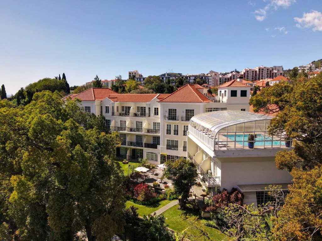 Piscina cubierta de Quintinha Sao Joao entre jardines exuberantes, con vistas a las montañas de Funchal