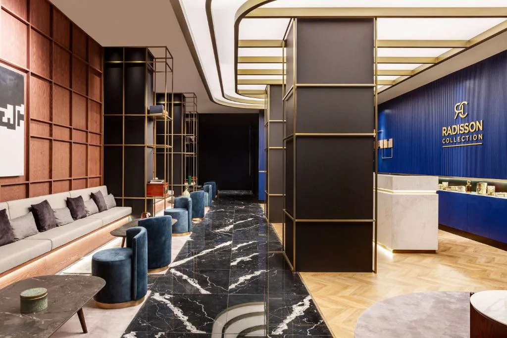 Lobby con sofás y mármol