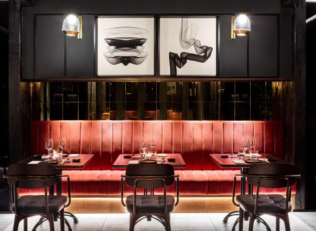 Restaurante con sillones de terciopelo