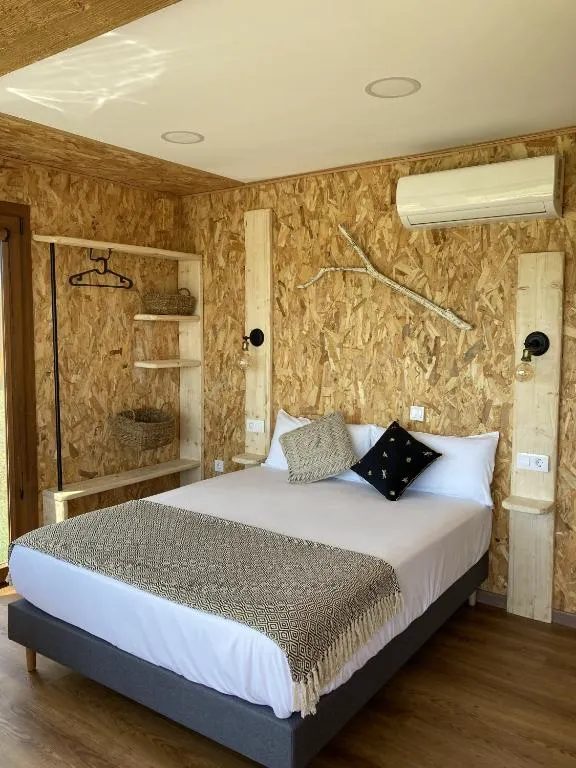 Dormitorio revestido en madera OSB natural con aire acondicionado, O Refuxio dos Cebreiros en Mazaricos