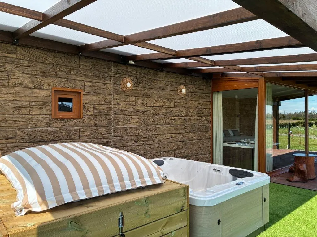 Jacuzzi privado en porche acristalado con vistas al campo, O Refuxio dos Cebreiros