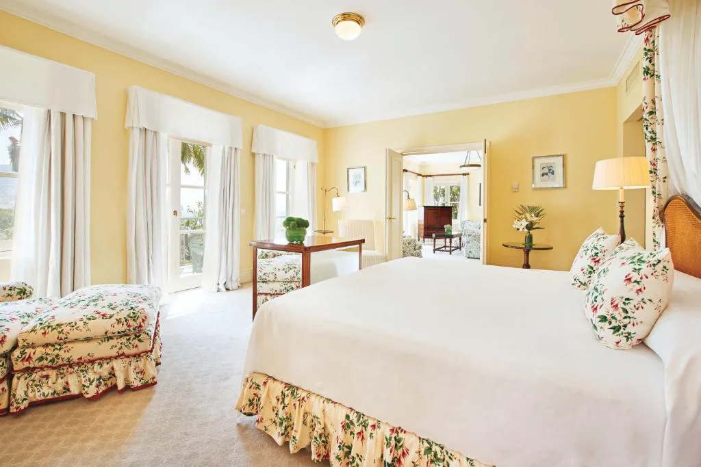 Suite clásica en tonos amarillos con estampado floral y acceso a terraza, Reid's Palace
