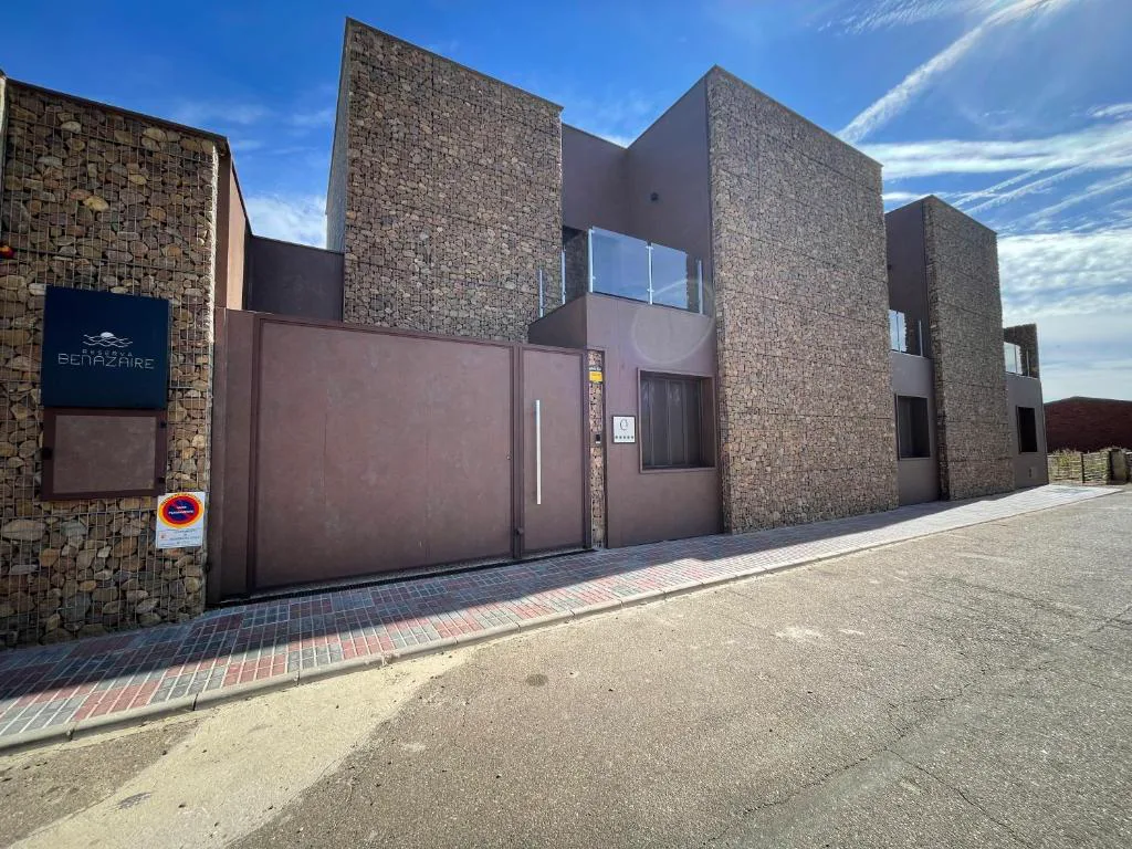 Casas de piedra modernas junto al camino
