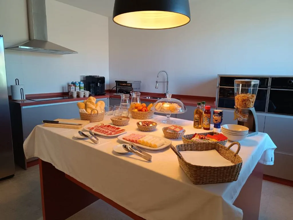 Desayuno servido en una mesa junto a la ventana