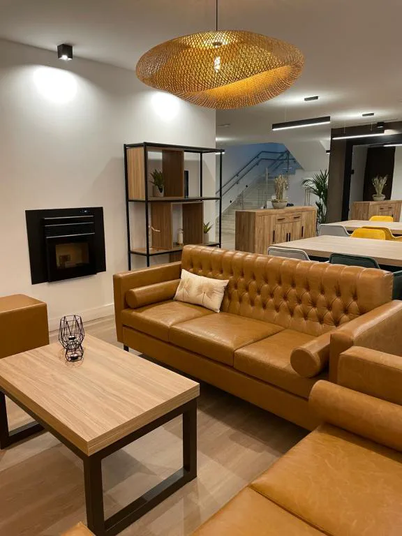 Sala con sofás naranjas y cuadros