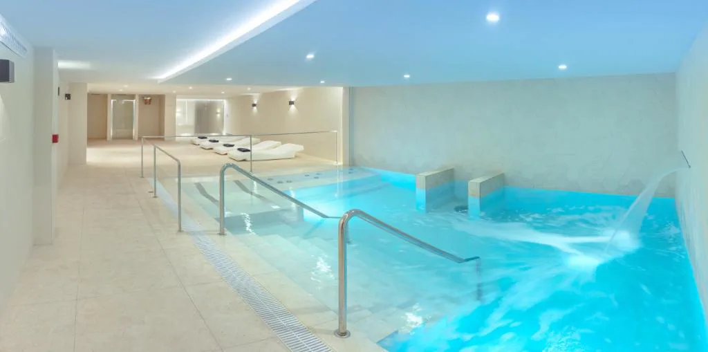 Piscina cubierta del spa con jacuzzi