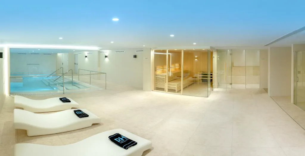 Piscina cubierta con tumbonas