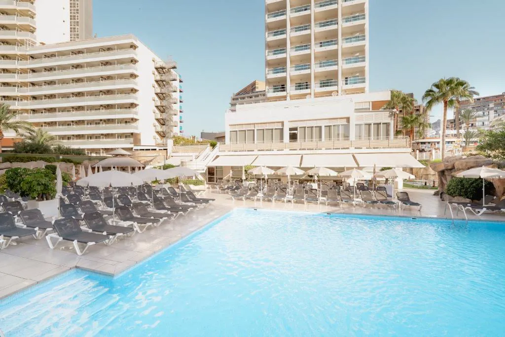 Piscina exterior con edificios