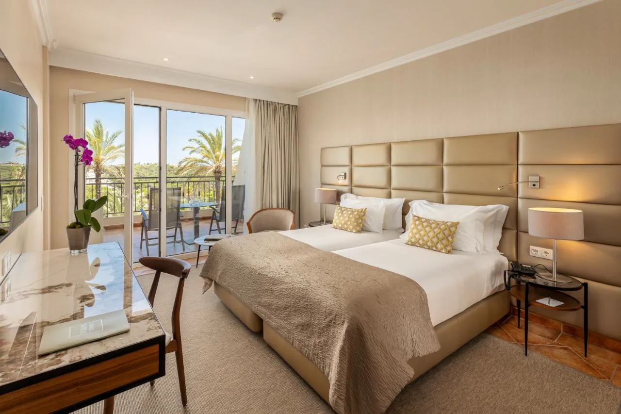 Habitación con terraza y orquídeas en Ria Park Hotel & Spa