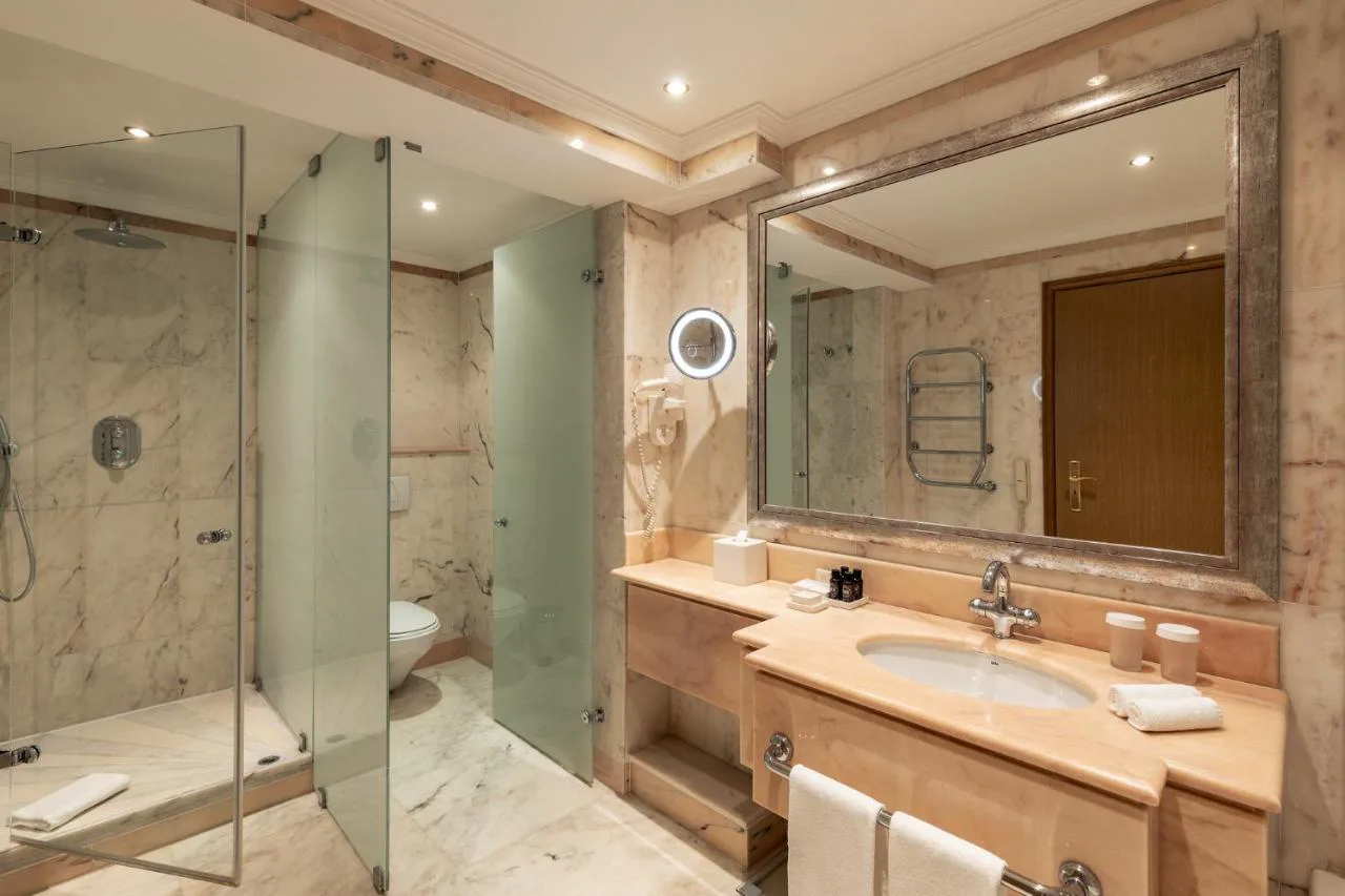 Baño de mármol en Ria Park Hotel & Spa