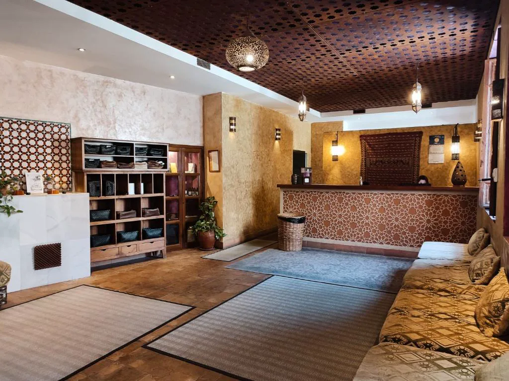 Recepción con estanterías y chimenea