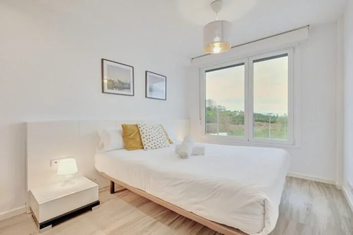 Dormitorio con cama doble y ventana