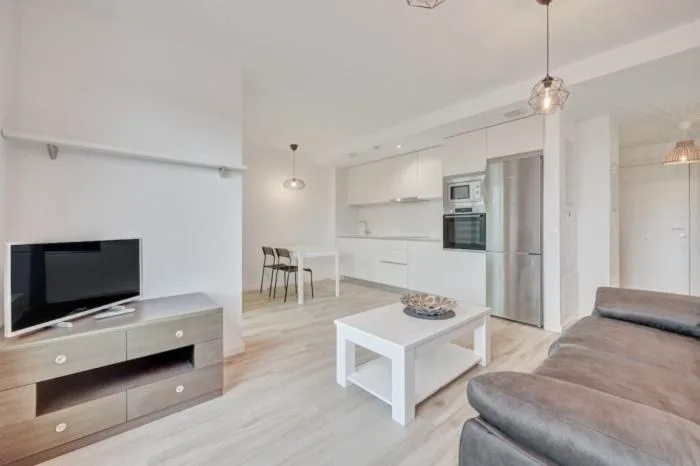 Salón con sofá gris y mesa de centro
