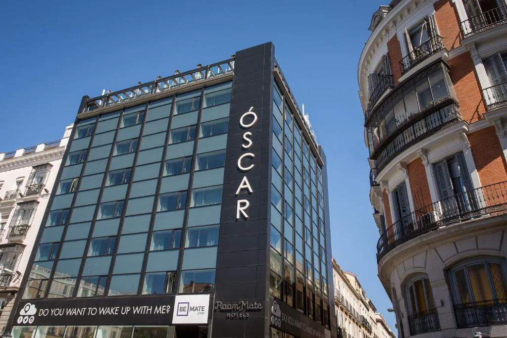 Fachada del hotel en la plaza de Pedro Zerolo