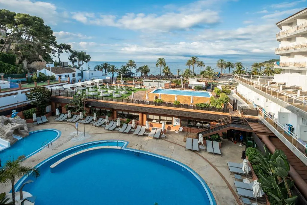 Piscinas y terrazas del hotel con vistas al mar