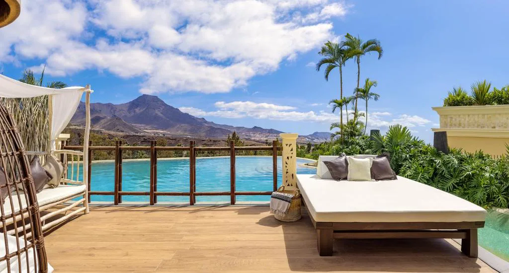Cama balinesa junto a la piscina infinita con vistas al Teide, Royal River Adeje