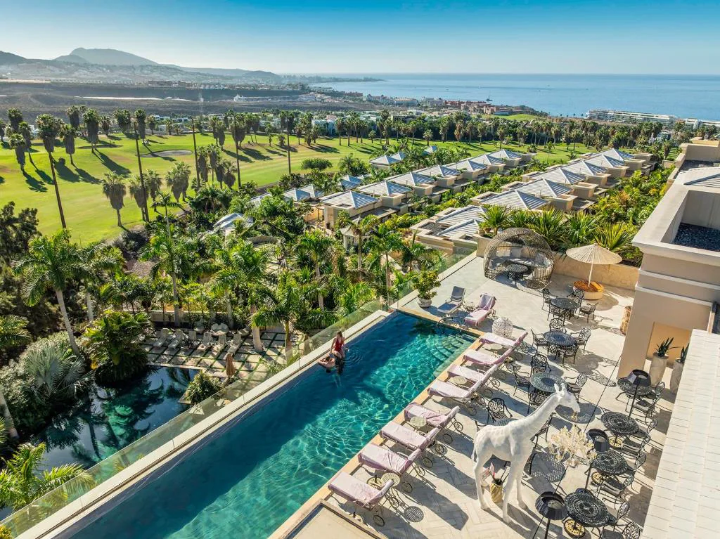Piscina infinita del Royal River sobre el campo de golf y el mar, en Adeje, Tenerife