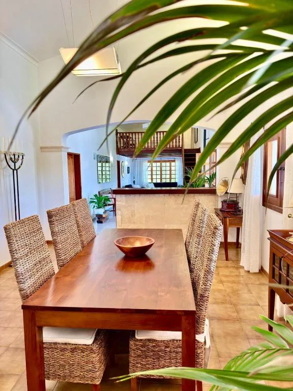 Comedor con mesa de madera maciza y sillas de fibra tejida, Sa Figuera Roja