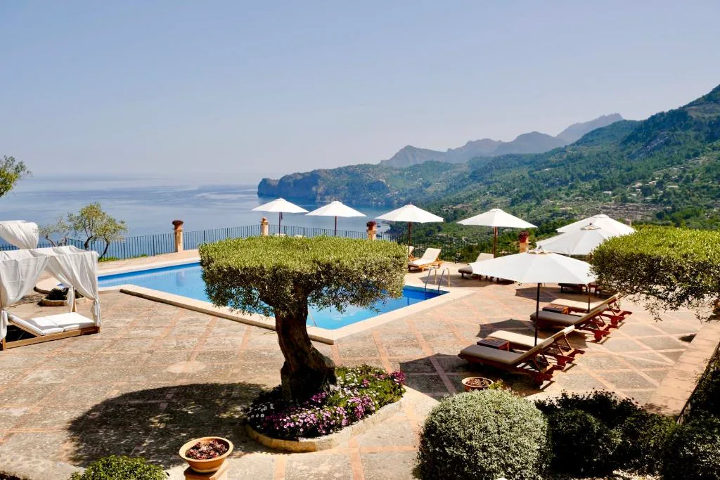 Piscina junto a un olivo centenario con vistas panorámicas al mar y la sierra, Sa Pedrissa