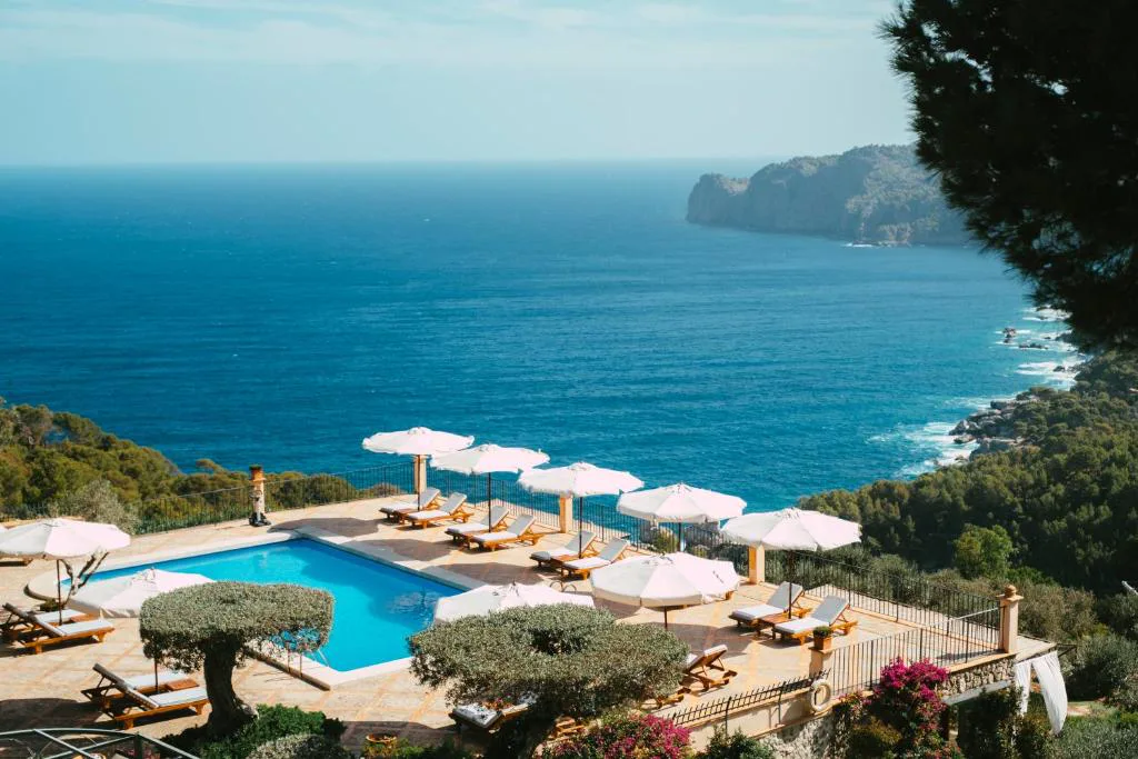 Piscina sobre un acantilado con vistas al mar Mediterráneo y a la Serra de Tramuntana, Sa Pedrissa, Deià, Mallorca