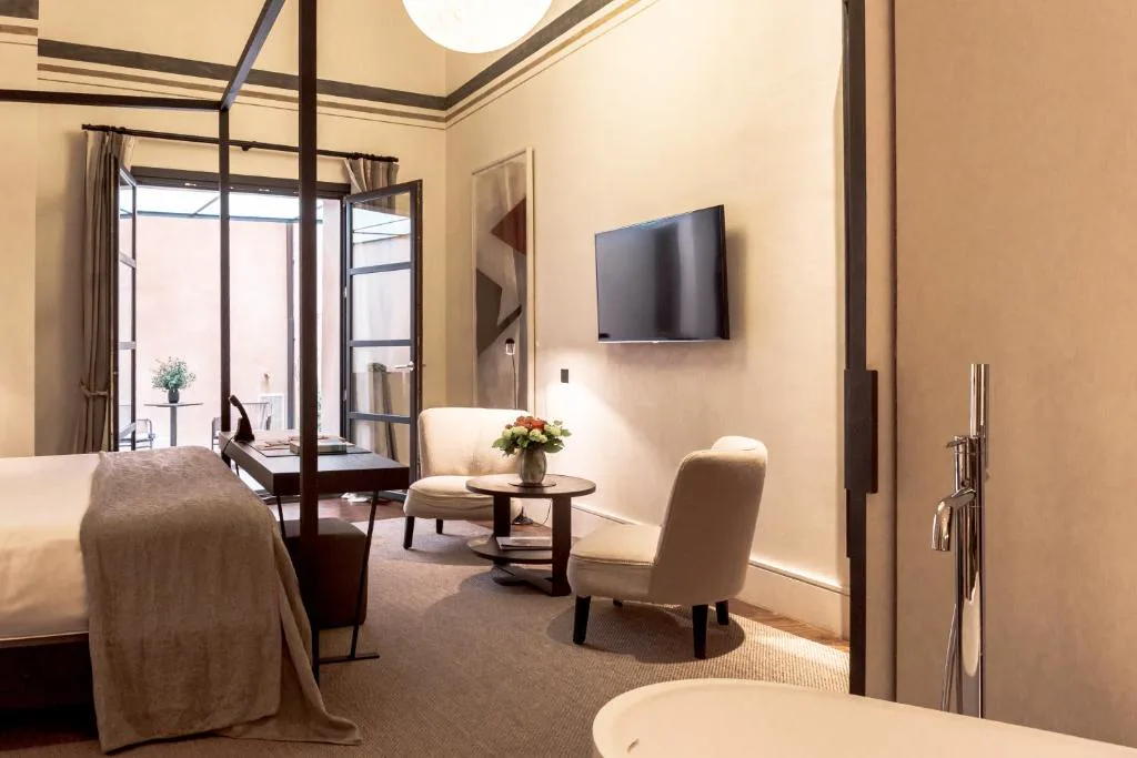 Suite con cama con dosel de hierro y bañera exenta junto a la terraza, Sant Francesc Hotel Singular