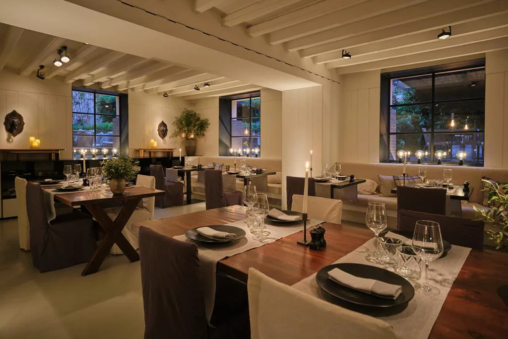 Restaurante con velas encendidas y mesas vestidas de noche, Sant Francesc Hotel Singular
