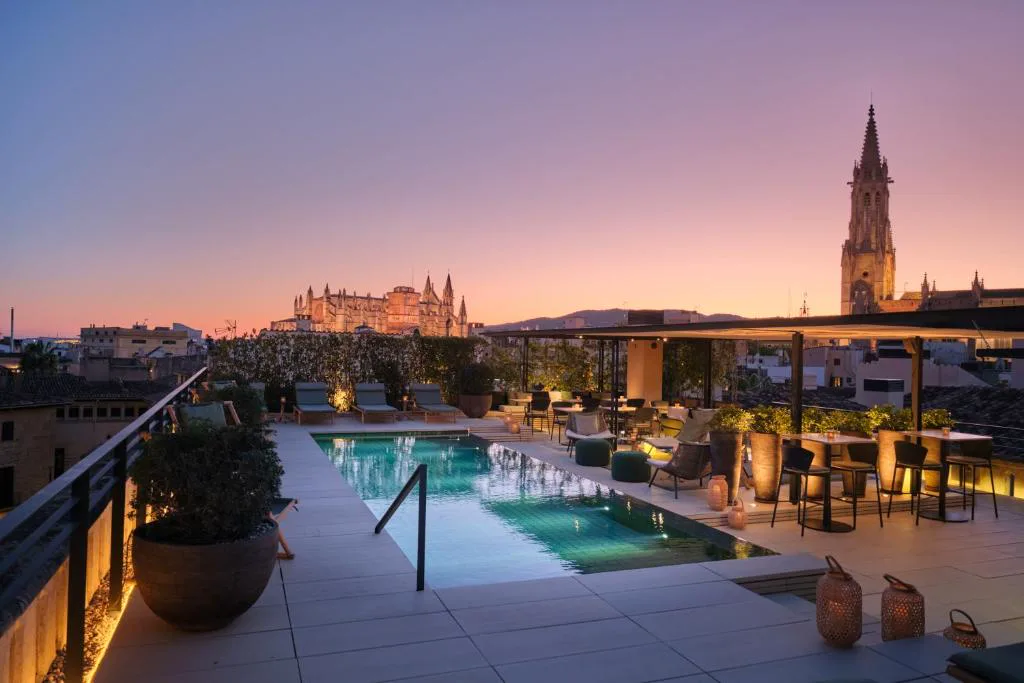 Piscina en la azotea de Sant Francesc Hotel Singular con vistas a la Catedral de Palma al atardecer