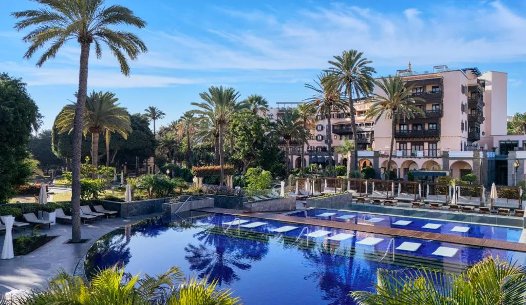 Fachada histórica y piscina de Hotel Santa Catalina entre palmeras, junto al Parque Doramas, Las Palmas de Gran Canaria