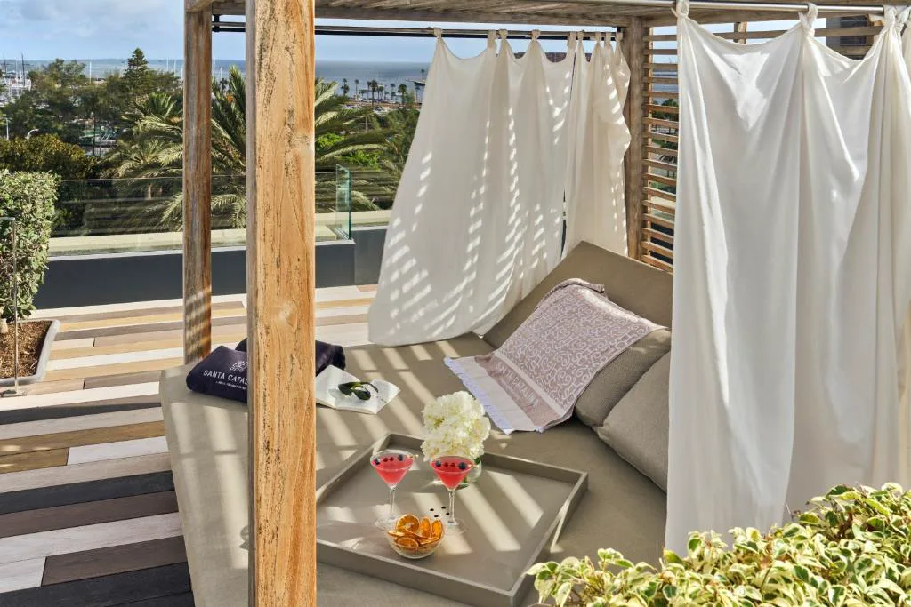 Cabana con cóctel y flores en la terraza de la azotea, Hotel Santa Catalina