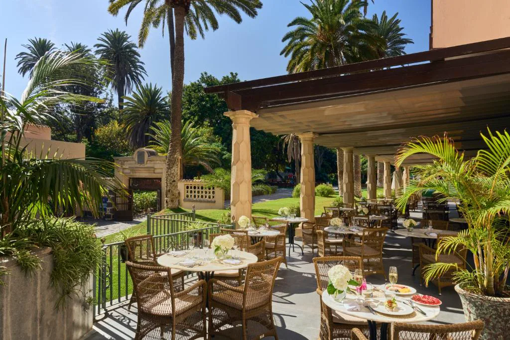 Terraza del restaurante entre palmeras del Parque Doramas, Hotel Santa Catalina