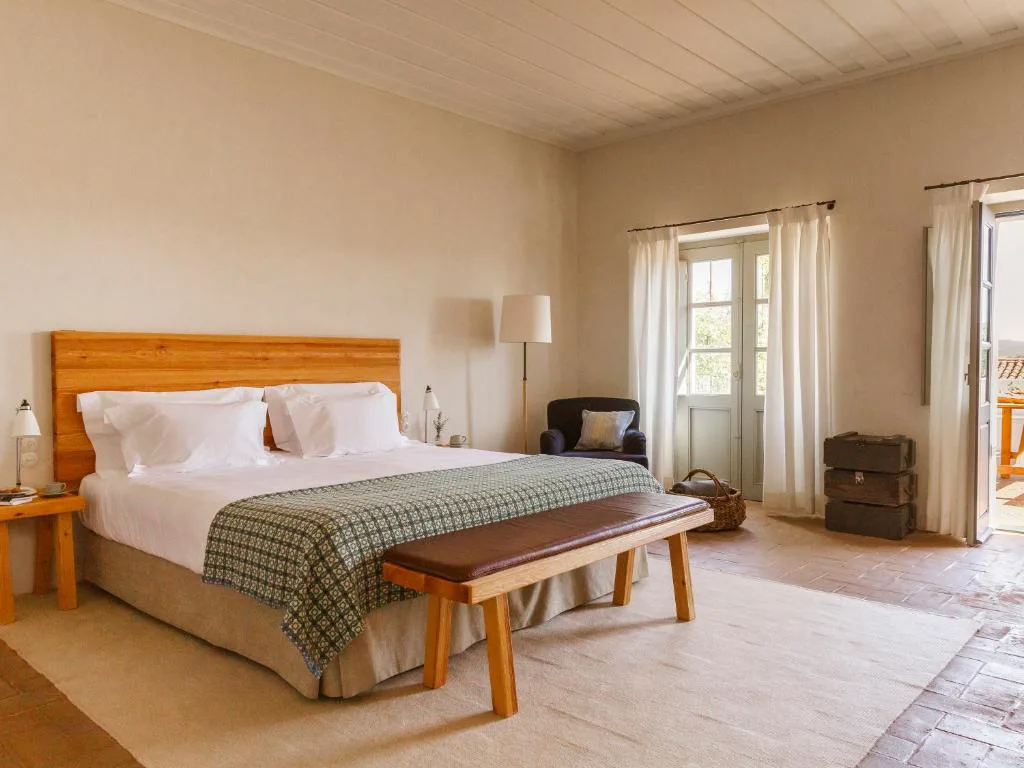 Habitación de estilo alentejano con cabecero de madera maciza y suelo de barro, São Lourenço do Barrocal