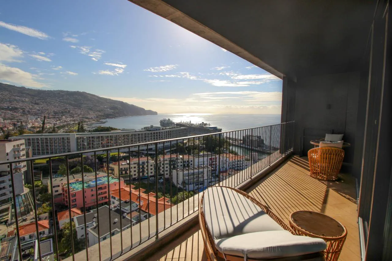 Terraza con vistas a la bahía de Funchal desde Savoy Palace