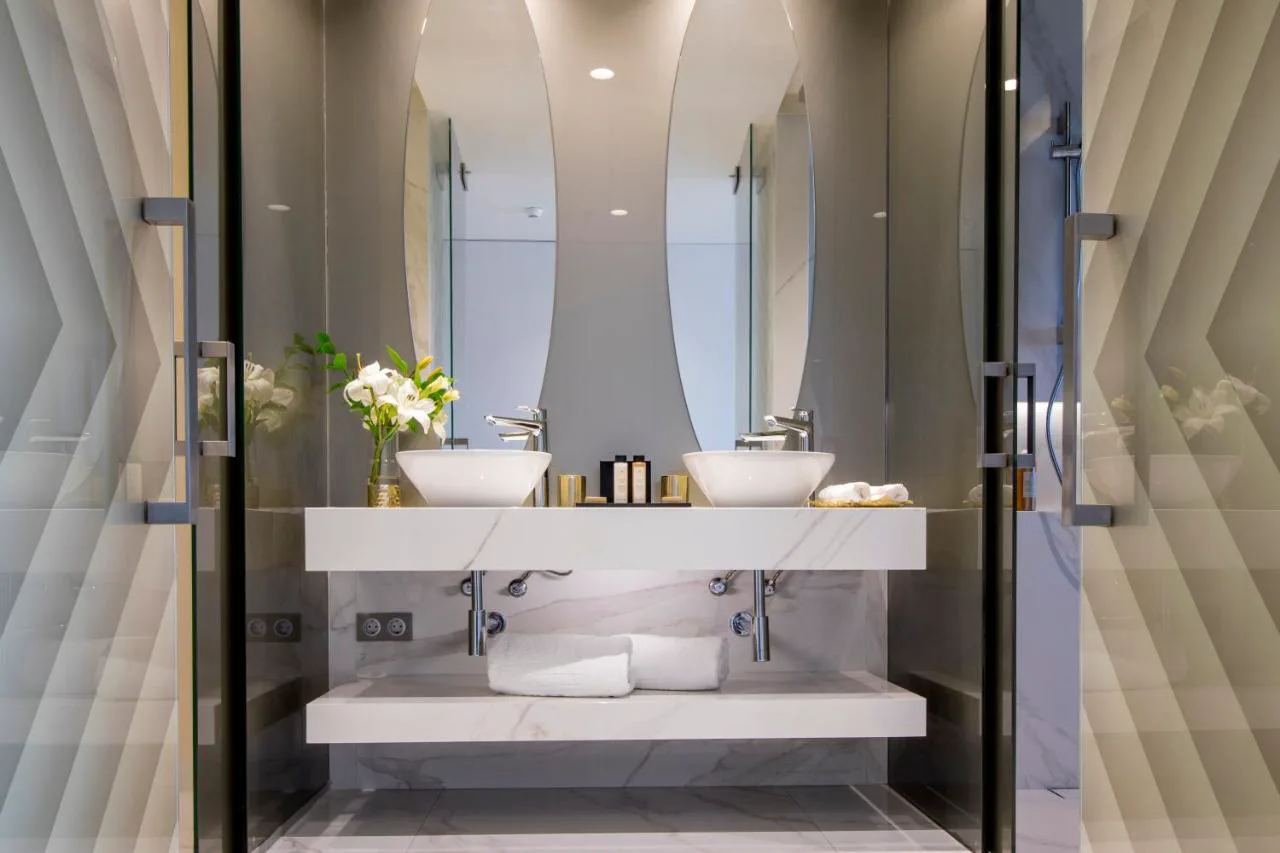 Baño de mármol con doble lavabo en Savoy Palace, Funchal