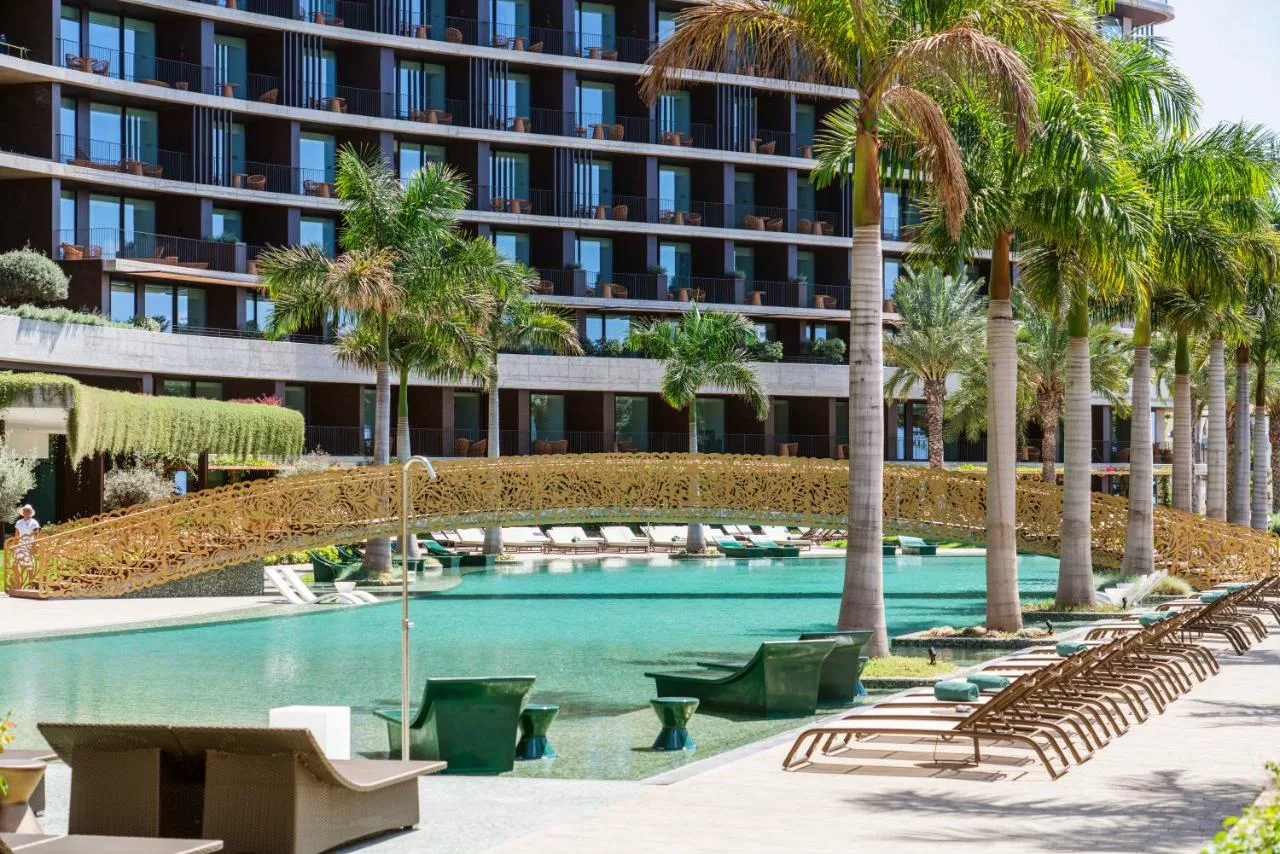 Piscina de agua salada rodeada de palmeras en Savoy Palace, Funchal
