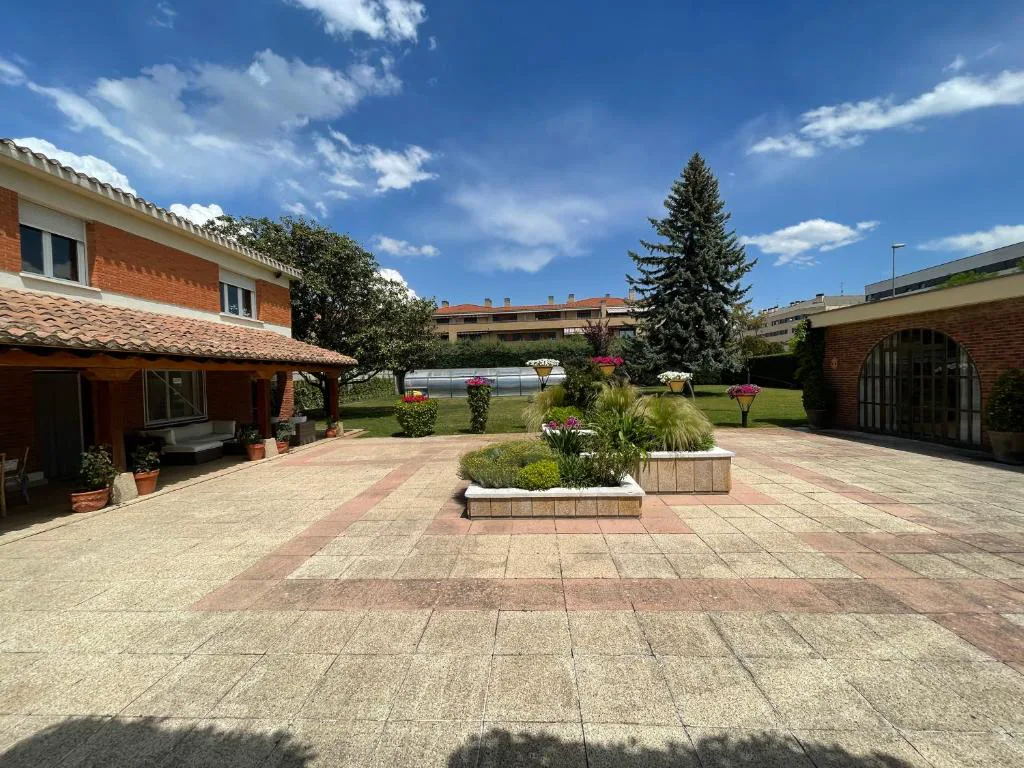 Patio ajardinado con casas y árboles