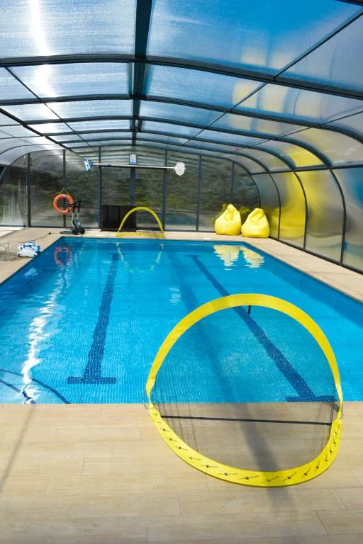 Piscina azul en una urbanización