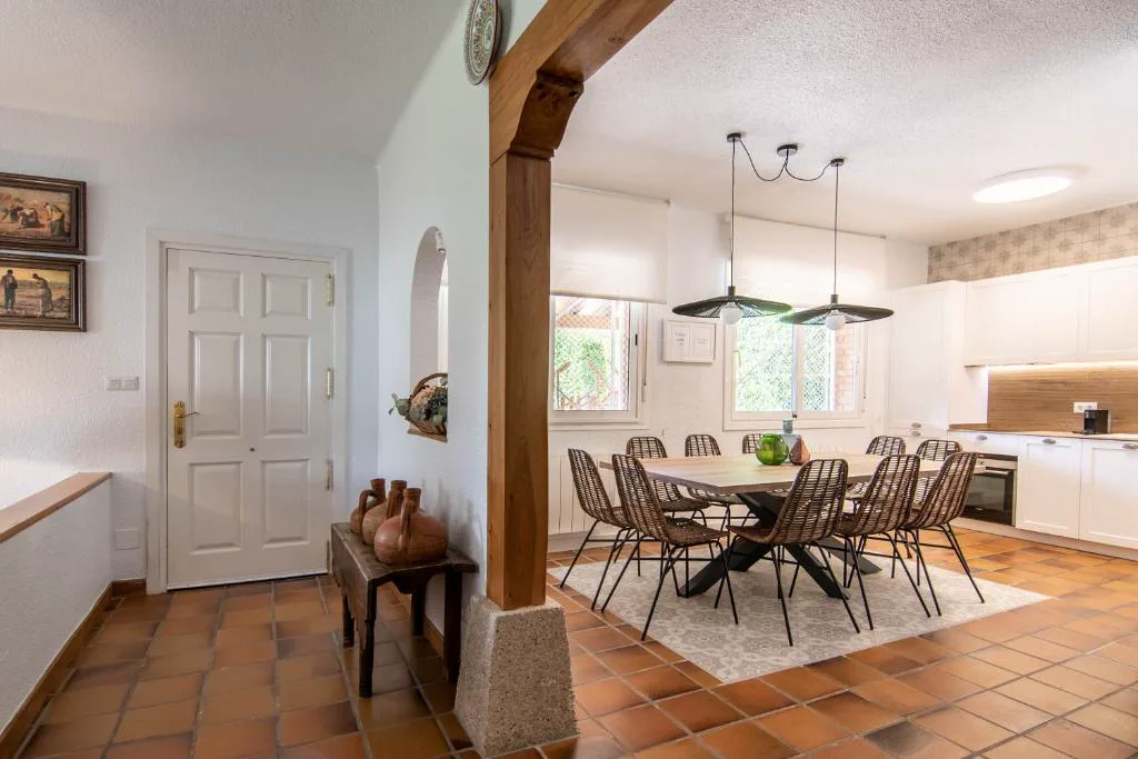 Salón comedor con vigas de madera