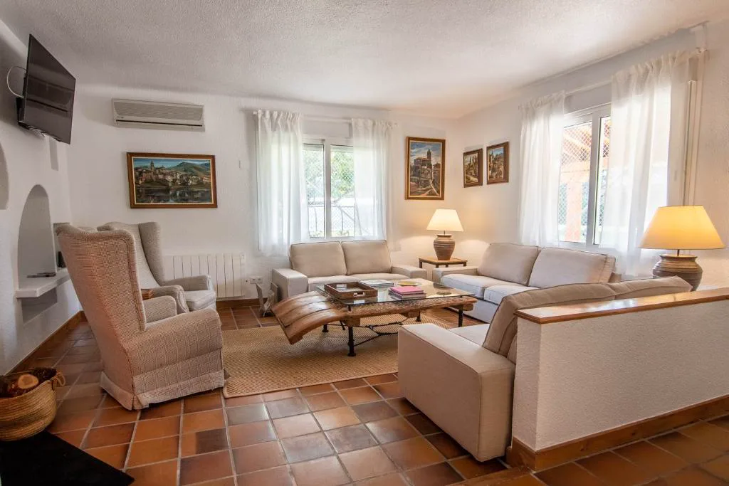 Salón con sofás y estufa