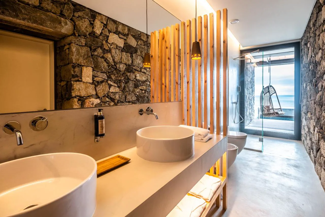 Baño de piedra con vistas al mar en SENSI Azores Nature and SPA